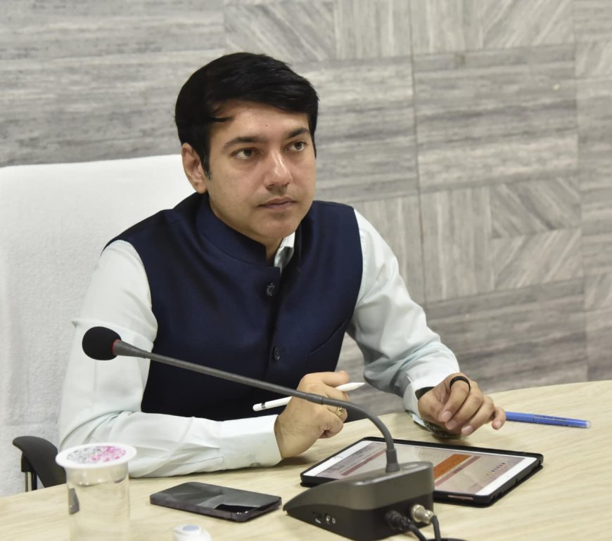 कलेक्टर श्री आकाश छिकारा ने राजस्व टीम को दी बधाई