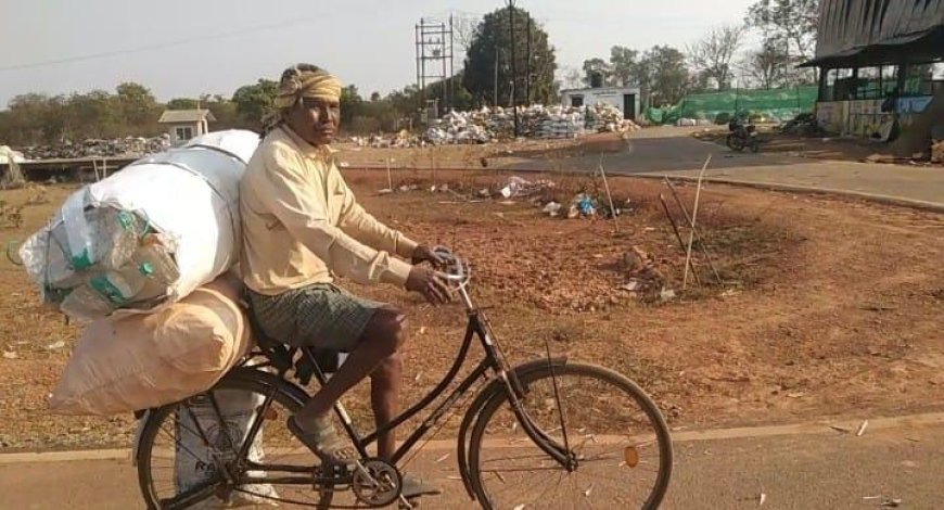 साइकिल से बदली जिंदगी: बाबू सेमरा के विभूति पटनायक बने स्वच्छता के साथी