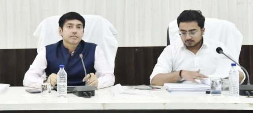 पंचायत एवं ग्रामीण विकास विभाग की योजनाओं की व्यापक समीक्षा, समयबद्ध क्रियान्वयन के दिए निर्देश – कलेक्टर आकाश छिकारा