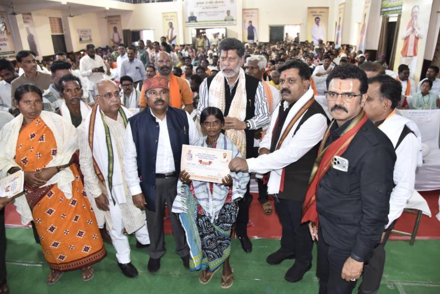 वीर सावरकर भवन में आयोजित कार्यक्रम में उप मुख्यमंत्री श्री विजय शर्मा और विधायक श्री किरण सिंह देव हुए शामिल