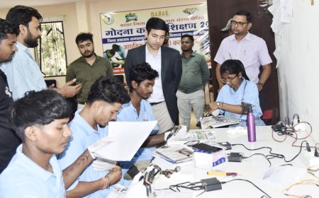 बस्तर की कला को नई ऊंचाई देने कलेक्टर श्री आकाश छिकारा पहुंचे बादल एकेडमी, कलाकारों का बढ़ाया मनोबल