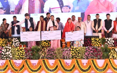 बस्तर जिले के बस्तर में आयोजित संभाग स्तरीय वृहद महतारी वंदन सम्मेलन में हजारों माताओं-बहनों ने लिया उत्साहपूर्वक हिस्सा