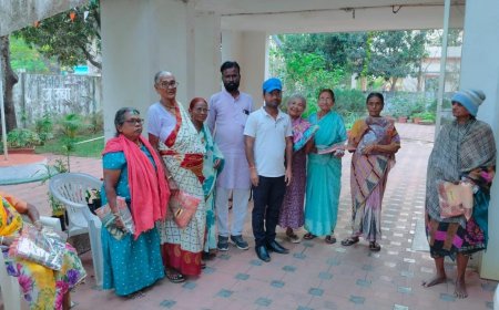 महिला दिवस पर “डॉक्टर चायवाला ” नाम से प्रसिद्ध ,अशोक जयसवाल ने वृद्धाश्रम में वृद्ध माताओं के साथ बांटी खुशियां व भेंट की साड़िया