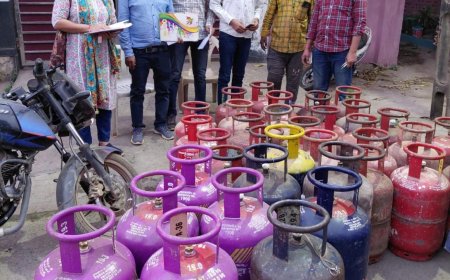 जगदलपुर में प्रशासन का बड़ा छापा: अवैध गैस रिफिलिंग के खेल का भंडाफोड़, भारी मात्रा में सिलेंडर जब्त