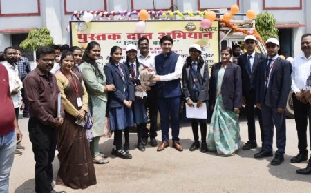 कलेक्टर श्री आकाश छिकारा ने पुस्तक दान अभियान,रथ को दिखाई हरी झंडी