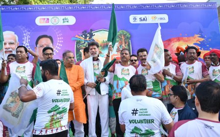बस्तर हेरिटेज मैराथन 2026 में वन मंत्री श्री केदार कश्यप, सांसद श्री महेश कश्यप और विधायक श्री किरण देव के द्वारा झंडी दिखाकर दौड़ को रवाना किया