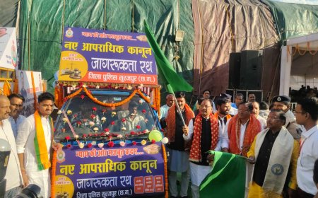 मुख्यमंत्री श्री विष्णुदेव साय ने सूरजपुर पुलिस के नवीन आपराधिक कानून व यातायात जागरूकता रथ को हरी झण्डी दिखाकर किया रवाना