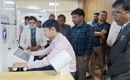 कमिश्नर बस्तर और कलेक्टर ने मेडिकल कॉलेज हॉस्पिटल में हेल्थ एटीएम का लिया जायजा