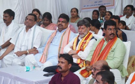 भाजपा प्रदेश अध्यक्ष एवं विधायक किरण देव ने आज नगर पालिका अहिवारा, दुर्ग के वार्ड क्रमांक 03 स्थित मंगल भवन में देश के प्रधानमंत्री नरेंद्र मोदी के मन की बात कार्यक्रम के माध्यम से उनके प्रेरणादायक एवं ओजस्वी विचारों का श्रवण किया–
