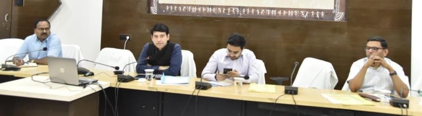 विभाग की प्राथमिकता वाली योजनाओं को बेहतर तरीके से क्रियान्वयन करना करें सुनिश्चित - कलेक्टर श्री आकाश छिकारा