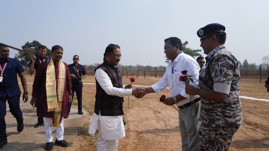 मुख्यमंत्री श्री विष्णुदेव साय का हेलीपैड में जनप्रतिनिधियों एवं अधिकारियों ने किया आत्मीय स्वागत