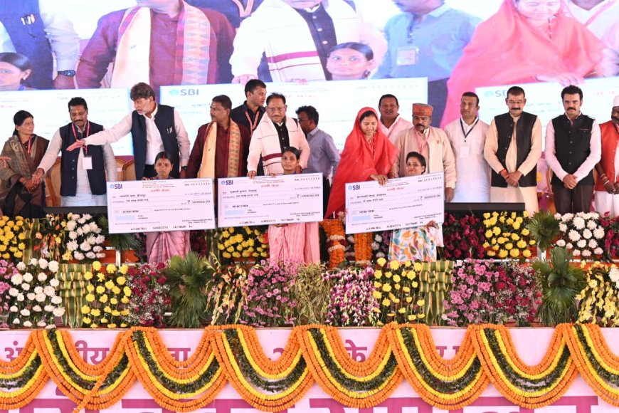 बस्तर जिले के बस्तर में आयोजित संभाग स्तरीय वृहद महतारी वंदन सम्मेलन में हजारों माताओं-बहनों ने लिया उत्साहपूर्वक हिस्सा