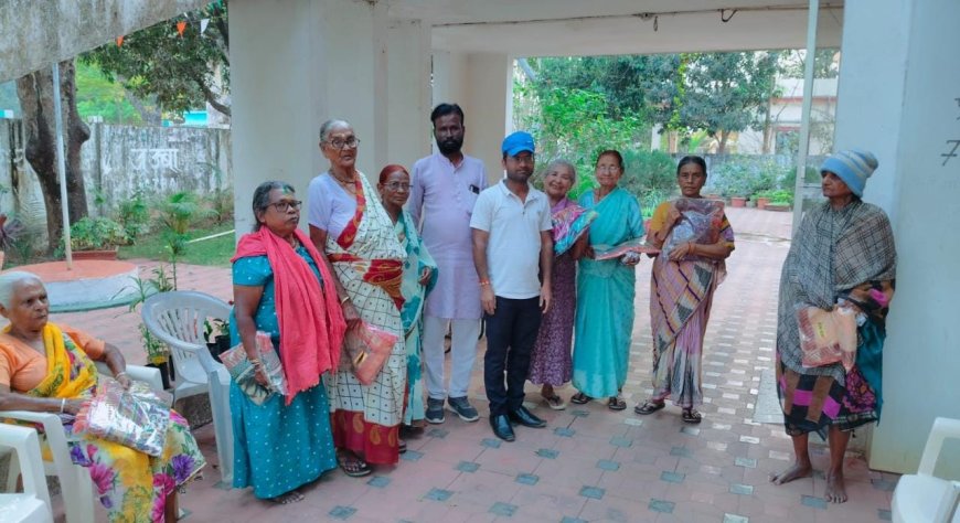 महिला दिवस पर “डॉक्टर चायवाला ” नाम से प्रसिद्ध ,अशोक जयसवाल ने वृद्धाश्रम में वृद्ध माताओं के साथ बांटी खुशियां व भेंट की साड़िया