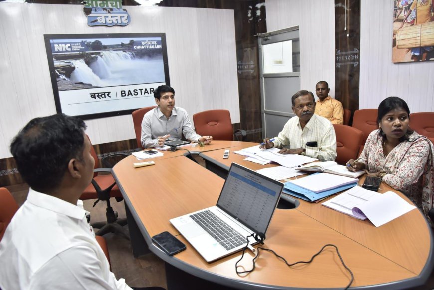 कलेक्टर श्री आकाश छिकारा ने वीडियो कॉन्फ्रेसिंग के माध्यम से की स्वास्थ्य विभाग की समीक्षा