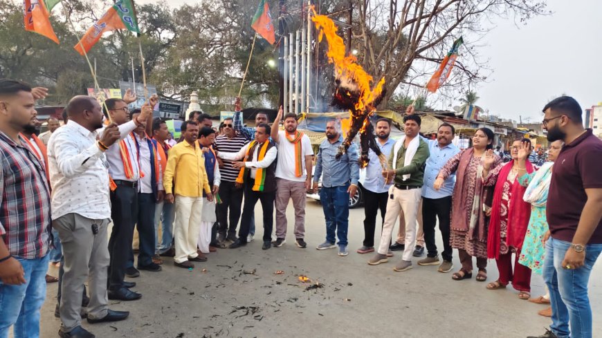 भाजपा अजजा मोर्चा ने फूंका ममता बेनर्जी का पुतला