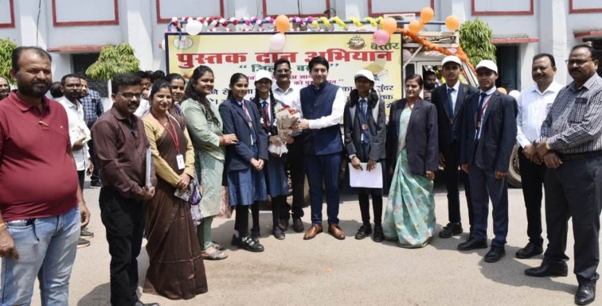 कलेक्टर श्री आकाश छिकारा ने पुस्तक दान अभियान,रथ को दिखाई हरी झंडी