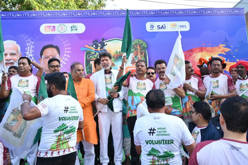 बस्तर हेरिटेज मैराथन 2026 में वन मंत्री श्री केदार कश्यप, सांसद श्री महेश कश्यप और विधायक श्री किरण देव के द्वारा झंडी दिखाकर दौड़ को रवाना किया