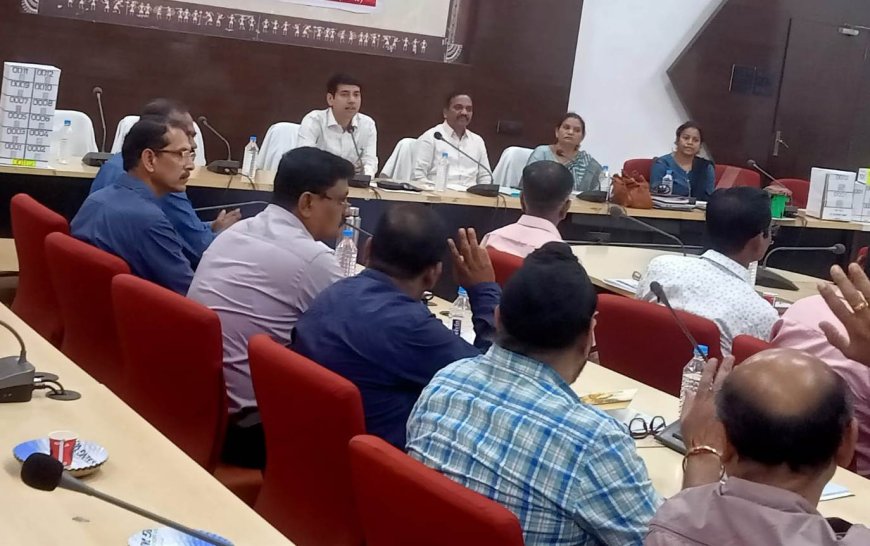 कलेक्टर श्री आकाश छिकारा ने फील्ड ट्रेनर्स को दिया निष्ठा से कार्य करने का मंत्र