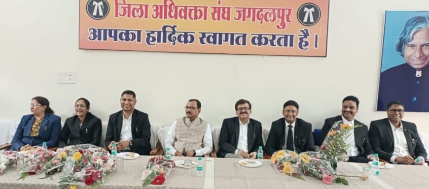 बस्तर जिला अधिवक्ता संघ द्वारा स्थानांतरित न्यायाधीशों को दी गई विदाई 💐💐💐