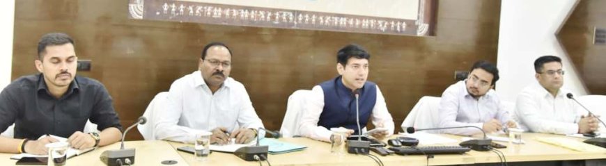 गैस सिलेंडर की होम डिलीवरी को दी जाए प्राथमिकता- कलेक्टर श्री आकाश छिकारा