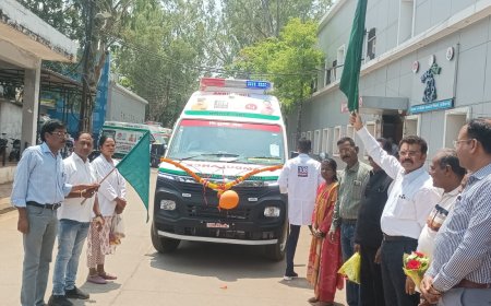 बस्तर जनता को समर्पित की गईं 15 अत्याधुनिक एम्बुलेंस,महापौर श्री संजय पांडे ने हरी झंडी दिखाकर किया रवाना