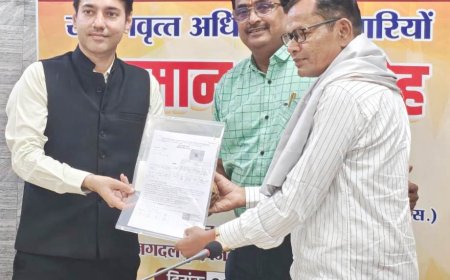 कलेक्टर श्री आकाश छिकारा ने किया सेवानिवृत्त कर्मियों का सम्मान,कलेक्टर ने दी नई पारी की शुभकामनाएं