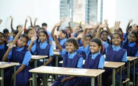छत्तीसगढ़ के स्कूलों में बड़ा बदलाव: प्रार्थना में दीप, सरस्वती वंदना और गुरु मंत्र अनिवार्य