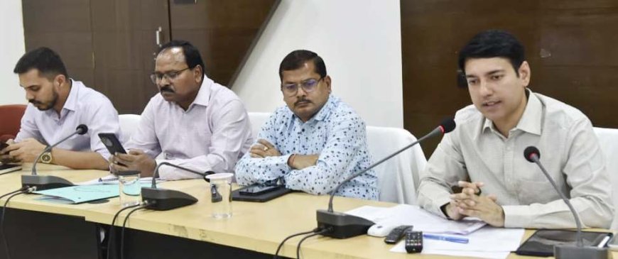 आम जनता से प्राप्त आवेदनों के निराकरण सहित सुशासन तिहार की करें तैयारी-कलेक्टर श्री आकाश छिकारा