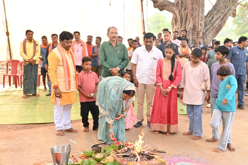 बस्तर सांसद महेश कश्यप सपरिवार ग्राम कोर्टा झिटकागुड़ा पारा की मड़ई में हुए शामिल