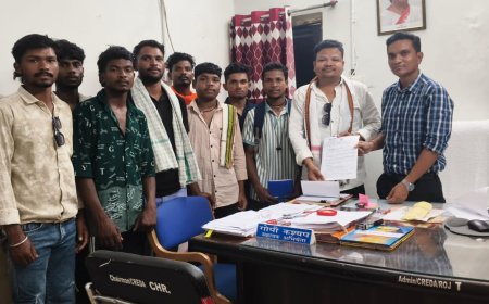 ग्रामीण क्षेत्रों में बंद पड़े सोलर पैनलों की मरम्मत एवं नियमित रखरखाव की मांग को लेकर युवा कांग्रेस आदिवासी नेता हेमंत कश्यप ने सौंपा ज्ञापन