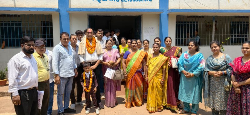सेवानिवृत्त व्याख्याता श्री किरण कुमार चौहान को भगत सिंह हायर सेकेंडरी स्कूल में बैंड बाजा के साथ अश्रुपूरित भावभीनी विदाई दी गई।