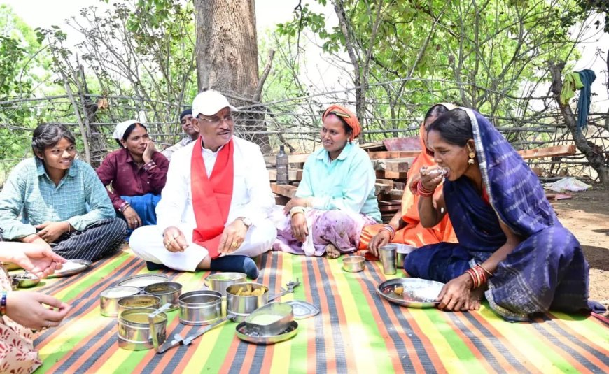 CM साय ने महिला श्रमिकों के साथ बैठकर खाया बोरे बासी और आमा चटनी