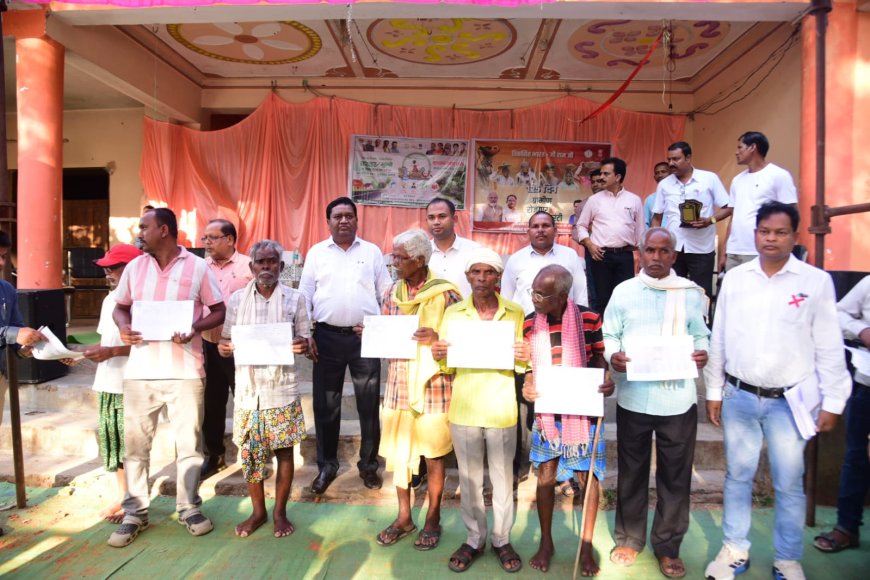 कमिश्नर बस्तर श्री डोमन सिंह ने ग्राम संबलपुर और बम्हनी में बस्तर मुन्ने शिविर का किया निरीक्षण