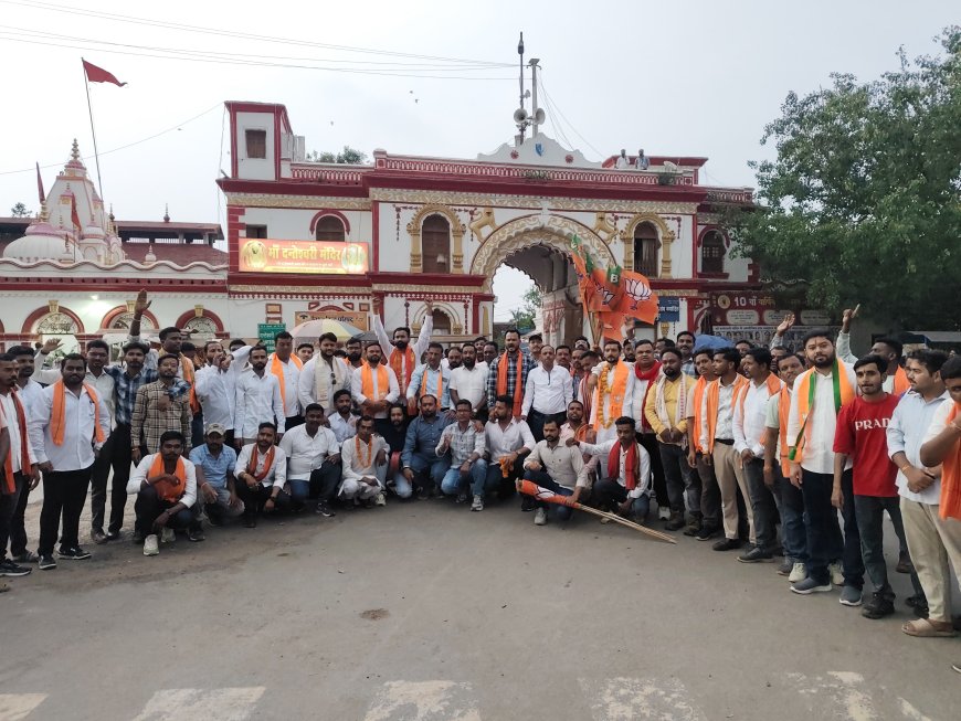 नवनियुक्त भाजयुमो टीम ने माँ दंतेश्वरी का लिया आशीर्वाद,भव्य पदयात्रा और आतिशबाजी के साथ हुआ शक्ति प्रदर्शन
