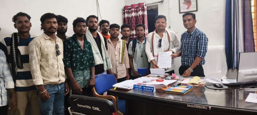 ग्रामीण क्षेत्रों में बंद पड़े सोलर पैनलों की मरम्मत एवं नियमित रखरखाव की मांग को लेकर युवा कांग्रेस आदिवासी नेता हेमंत कश्यप ने सौंपा ज्ञापन