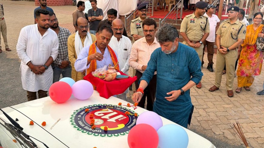 विधायक श्री किरण सिंह देव और आईजी श्री सुंदरराज पी ने जिले के लिए ग्यारह ‘अत्याधुनिक डायल 112’ और फॉरेंसिक मोबाइल वैन को दिखाई हरी झंडी