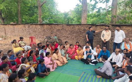 इमली पेड़ के छांव तले लगाई चौपाल, भाजपा प्रदेश अध्यक्ष एवं विधायक श्री किरण देव ने ग्रामीणों से किया  संवाद