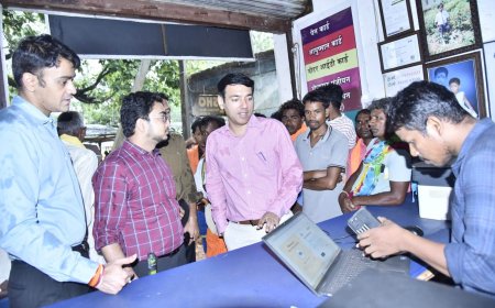 बारिश के बीच काॅमन सर्विस सेंटर पहुंचे कलेक्टर, किसान एवं एग्रीस्टैक पंजीयन का लिया जायजा