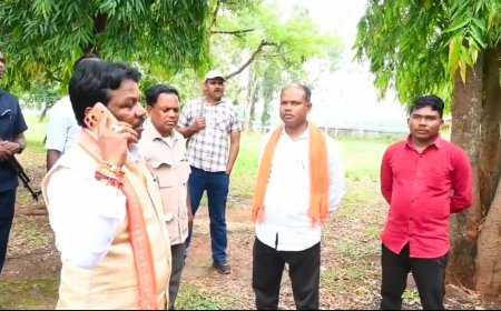 सांसद महेश कश्यप ने लिया बड़े चकवा की जर्जर शाला का जायजा,नए भवन निर्माण हेतु कलेक्टर को दिए निर्देश