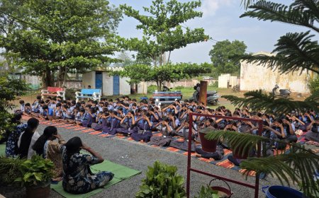 चिलकुटी और बाबूसेमरा के स्कूलों में गूंजा करो योग, रहो निरोग का नारा, बच्चों और शिक्षकों ने किया सामूहिक योगाभ्यास