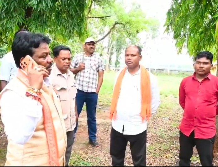 सांसद महेश कश्यप ने लिया बड़े चकवा की जर्जर शाला का जायजा,नए भवन निर्माण हेतु कलेक्टर को दिए निर्देश