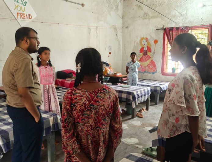 कलेक्टर श्री अमित कुमार ने किया छात्रावासों का औचक निरीक्षण, भृत्य और अधीक्षक निलंबित, कई के प्रभार बदले