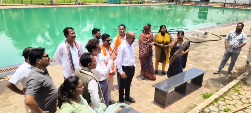 महापौर सहित जनप्रतिनिधियों ने विधिवत पूजा अर्चना कर स्विमिंग पूल का किया शुभारंभ