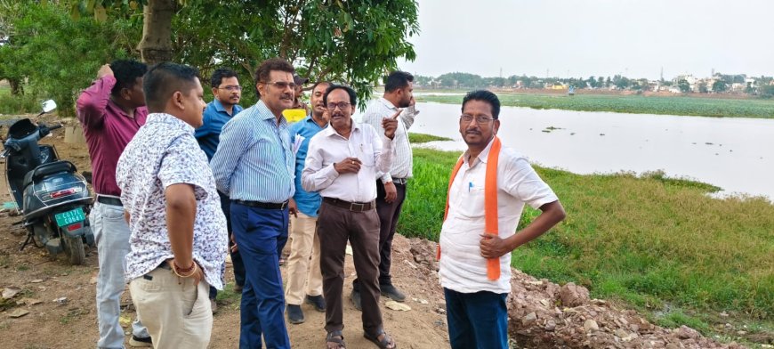 शहर में संचालित विभिन्न विकास कार्यों की प्रगति का जायजा लेने महापौर संजय पाण्डे अपनी टीम के साथ विभिन्न स्थलों का निरीक्षण करने निकले!,