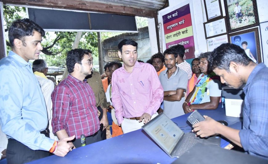 बारिश के बीच काॅमन सर्विस सेंटर पहुंचे कलेक्टर, किसान एवं एग्रीस्टैक पंजीयन का लिया जायजा