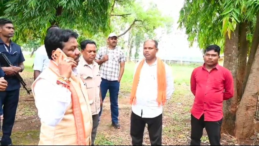 सांसद महेश कश्यप ने लिया बड़े चकवा की जर्जर शाला का जायजा,नए भवन निर्माण हेतु कलेक्टर को दिए निर्देश