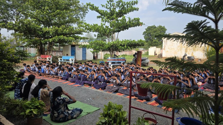 चिलकुटी और बाबूसेमरा के स्कूलों में गूंजा करो योग, रहो निरोग का नारा, बच्चों और शिक्षकों ने किया सामूहिक योगाभ्यास