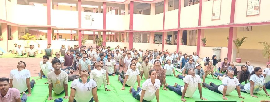 अंतर्राष्ट्रीय योग दिवस पर कृषि महाविद्यालय के छात्रों ने दिया करें योग रहें निरोग का संदेश, दिनचर्या में शामिल करने का लिया संकल्प