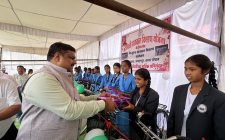 शिक्षा मंत्री गजेंद्र यादव ने बस्तर में शिक्षा विभाग की संभाग स्तरीय समीक्षा बैठक ली