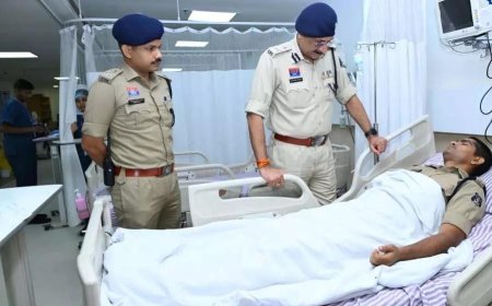 छत्तीसगढ़ पुलिस कमिश्नर संजीव शुक्ला ने अस्पताल पहुंचकर घायल पुलिस जवानों का जाना हाल